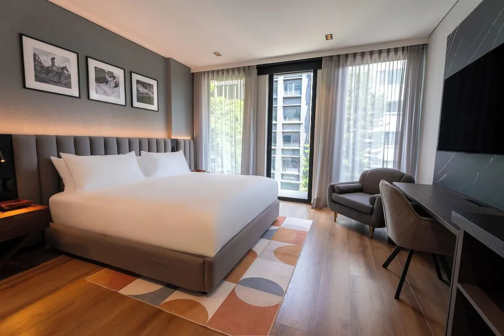 Classic room with city view