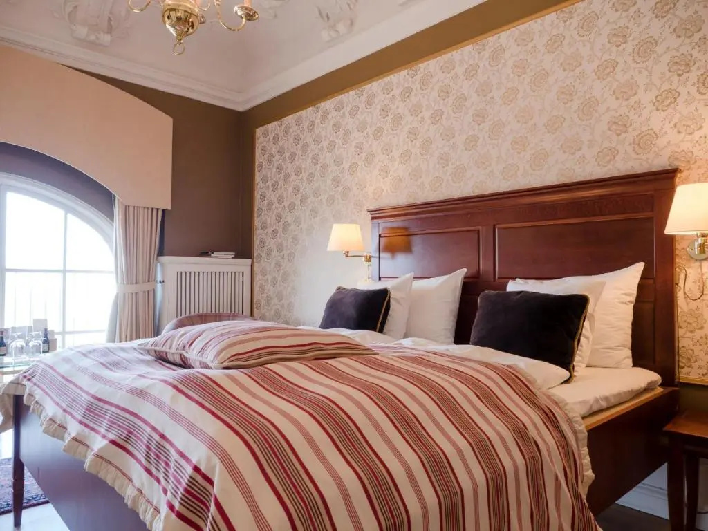 Grand Double room (full double bed)