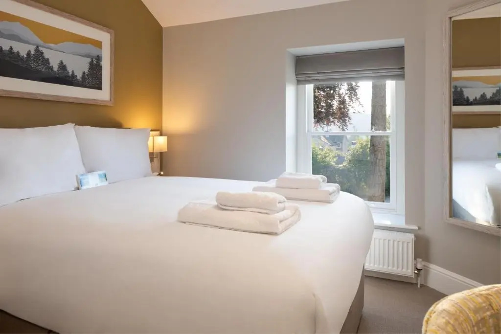 Deluxe Double room with lake view (full double bed)