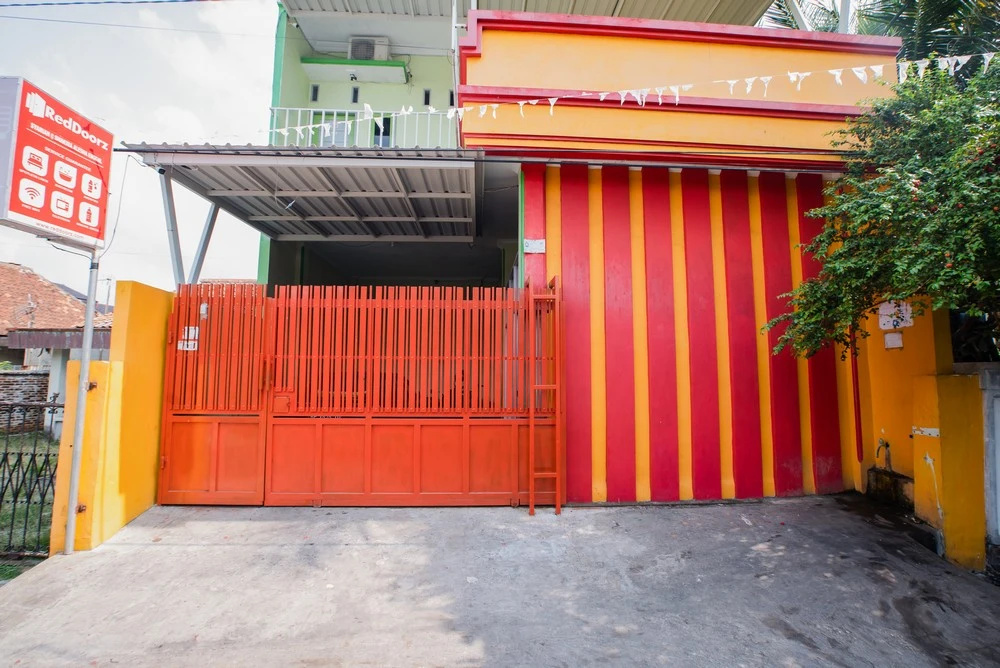 RedDoorz Syariah @ Shakira Alesha Enggal