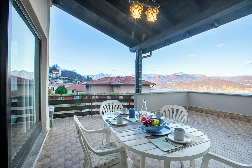 Lake View Terrace Over The Borromean Isla