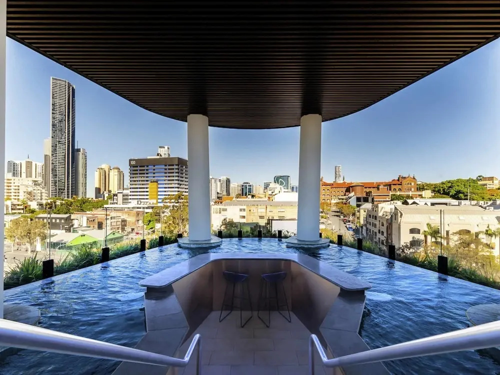 Fortitude Valley 3-bed, Top Floor + Bridge View