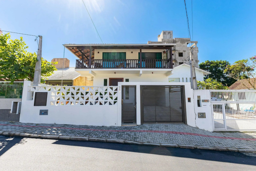 Casa Com Piscina 500m Da Praia De Bombas 3 Dorm, Até 9 Pessoas