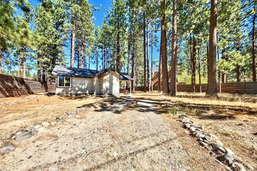 Cabin Retreat! 1 Mile To The Beach, Downtown, Ski! 1 Bedroom Home by Redawning