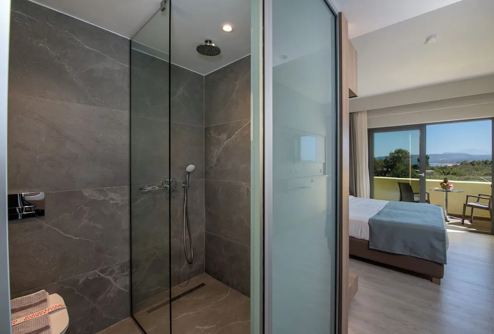 Deluxe Double room with partial sea view (twin beds)
