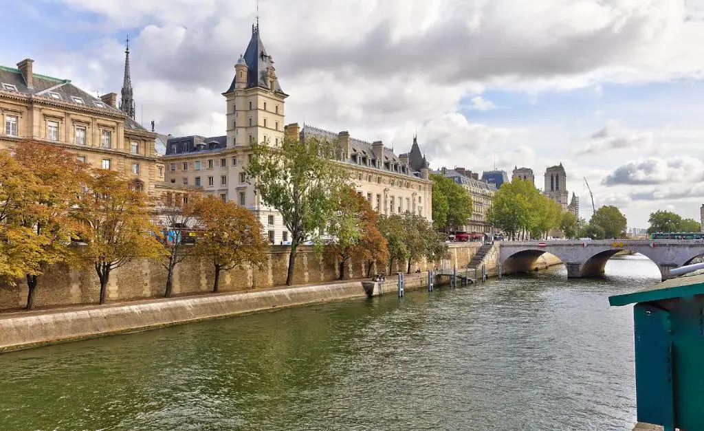 HR Quai Augustins - Notre Dame Paris