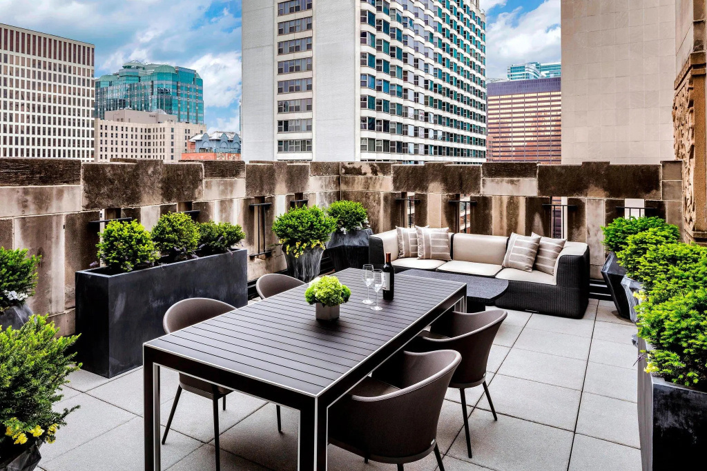 Superior Double Suite with city view (full double bed)