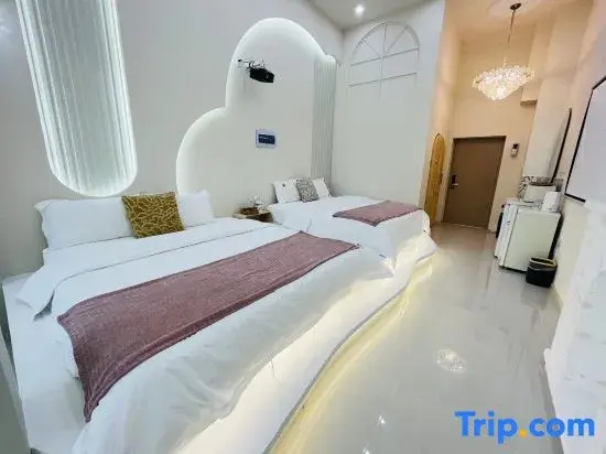 1 Bedroom Standard Double room with city view (full double bed)