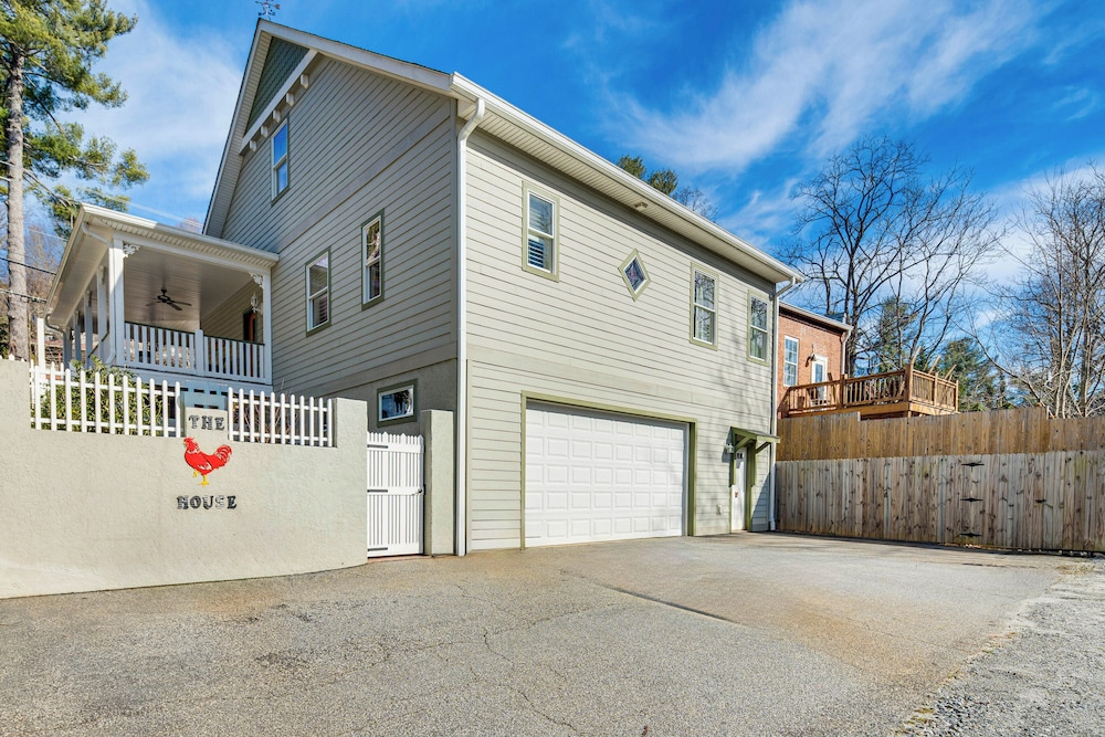 Walk to Main Street: Saluda Escape w/ Garden Patio