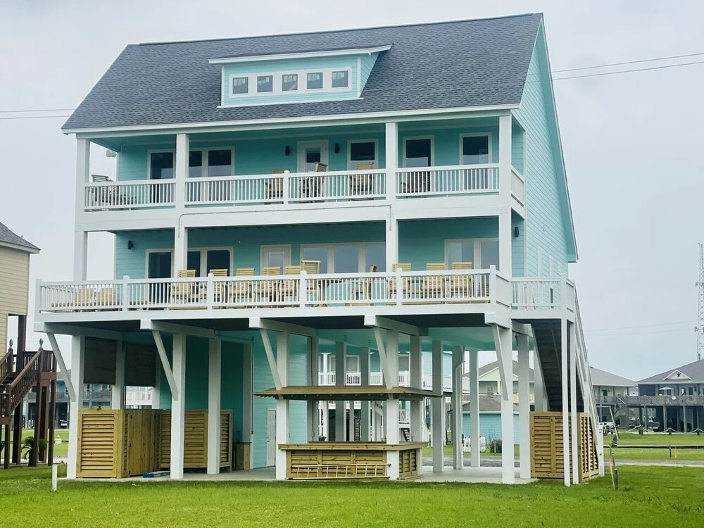 On Deck 4 Bedroom Home by RedAwning