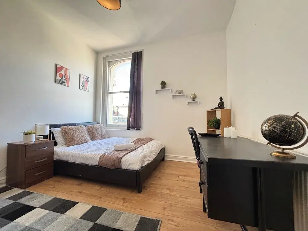 4 Beds-sleeps 8-central-office Space