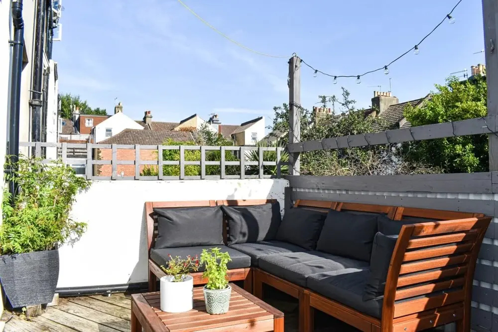 Cosy 1 Bedroom Modern Maisonette with Summertime Balcony
