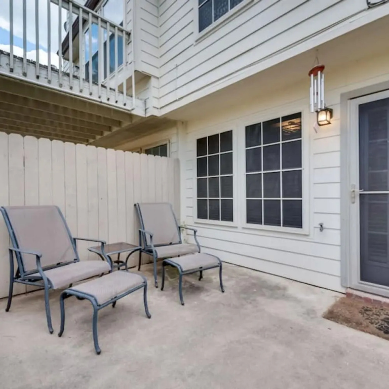 Family Business Retreat King Bed Top Amenities