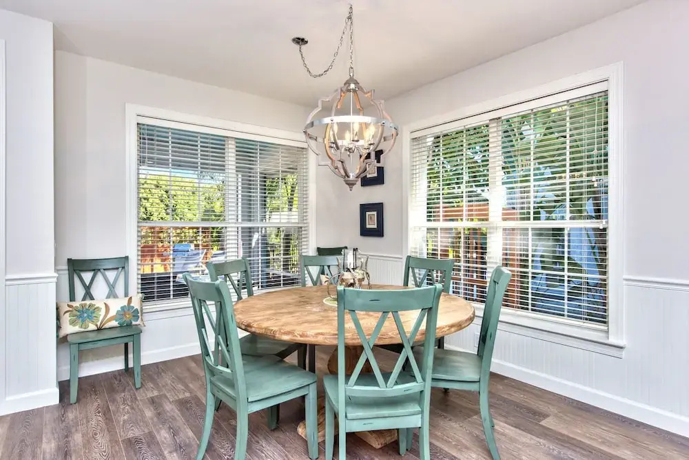 Sardinia Vacation Rental: Delightful Coastal Home near Vanderbilt Beach. Relax in a Private Pool and Spacious 4-BR Retreat with Modern Amenities. Ideal for Families. Minutes from Mercato and Local Attractions
