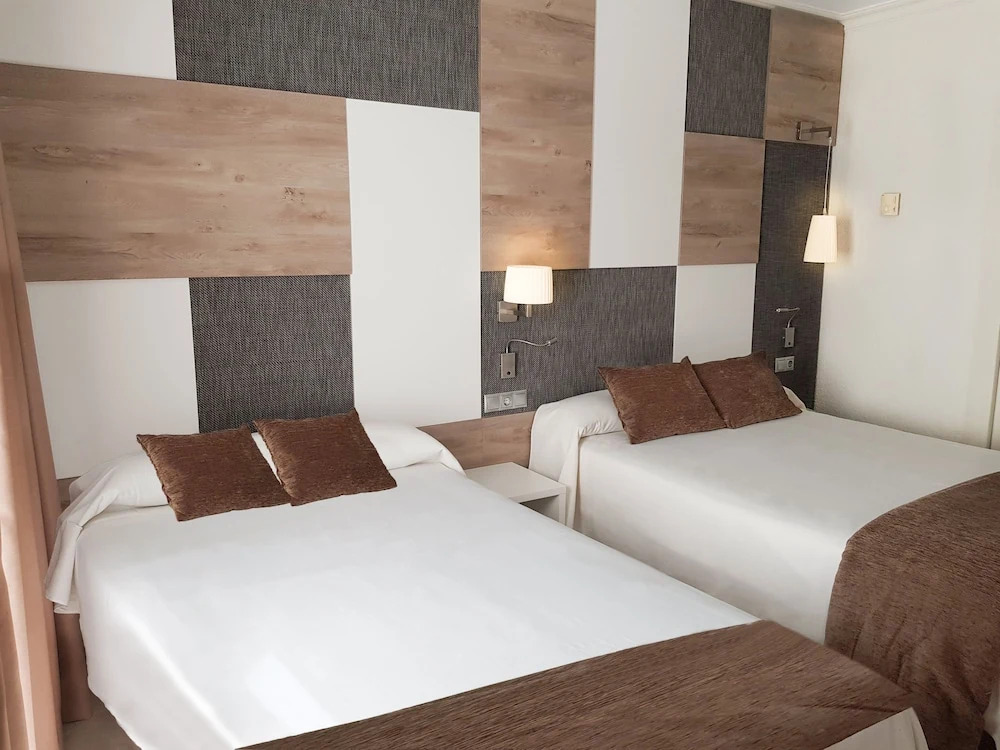 Трёхместный номер Standard с балконом в Hotel Cesar Augustus