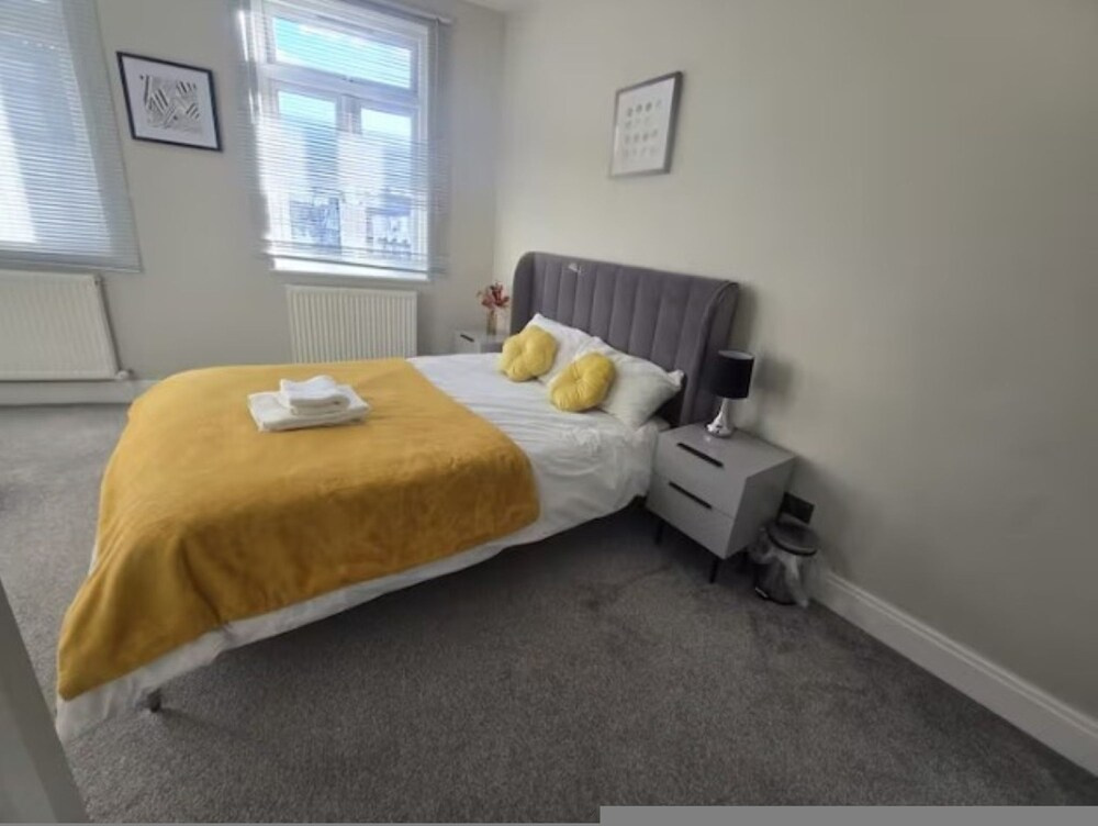 Luxury 3BR W Garden Parking Near Spurs Stadium