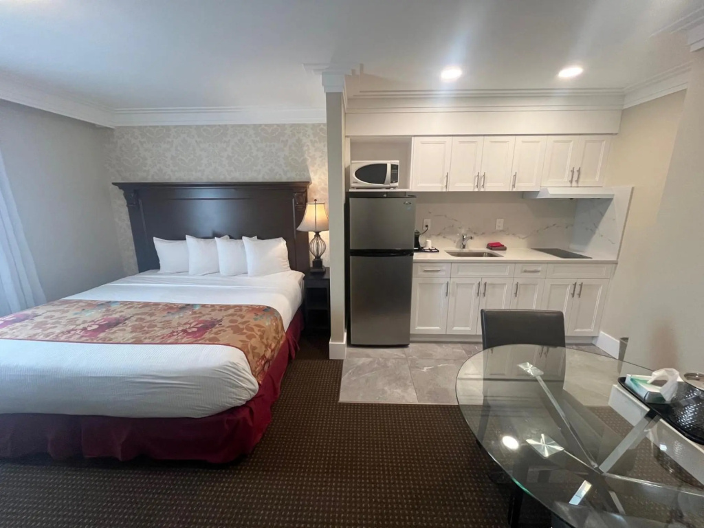 Arbutus Inn — 5