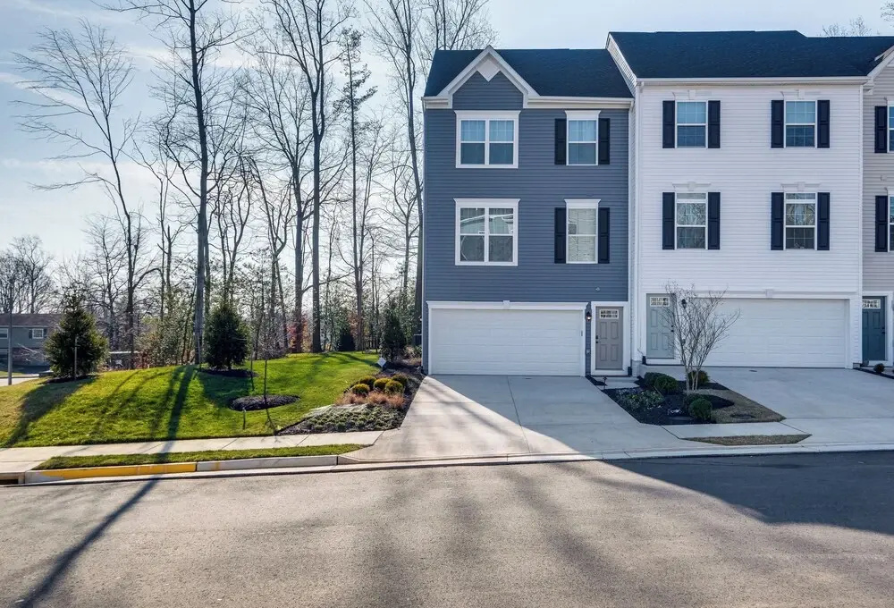 30 Mi to Downtown DC: Charming Dale City Townhome!