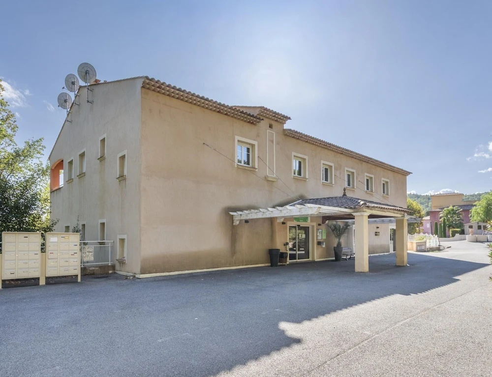 Retreat for 2 Near Lake Saint-cassien