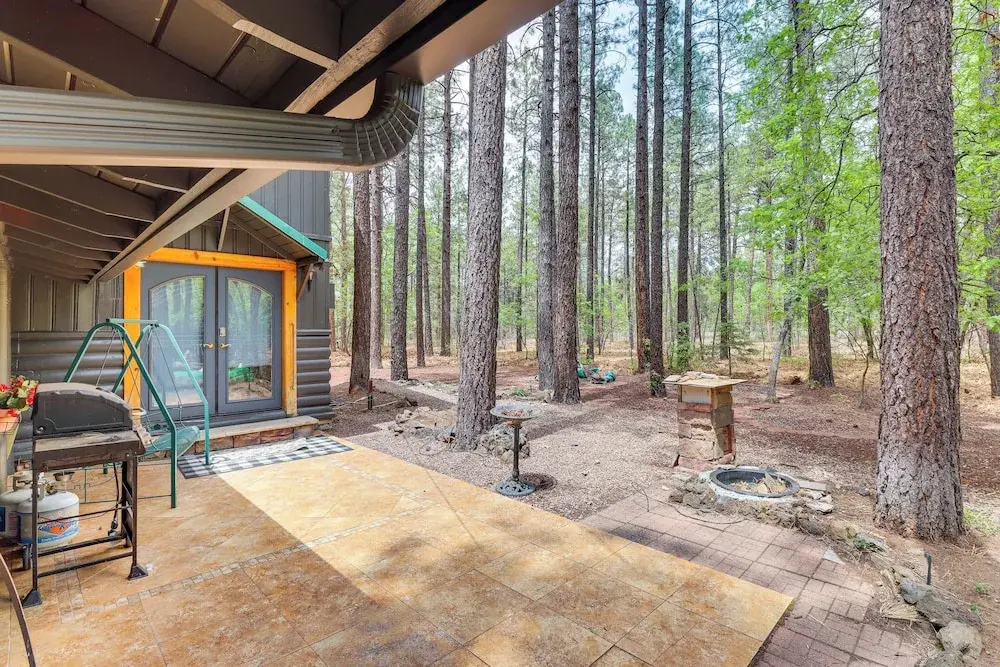 Furnished Patio & Fire Pit: Pinetop Cabin!