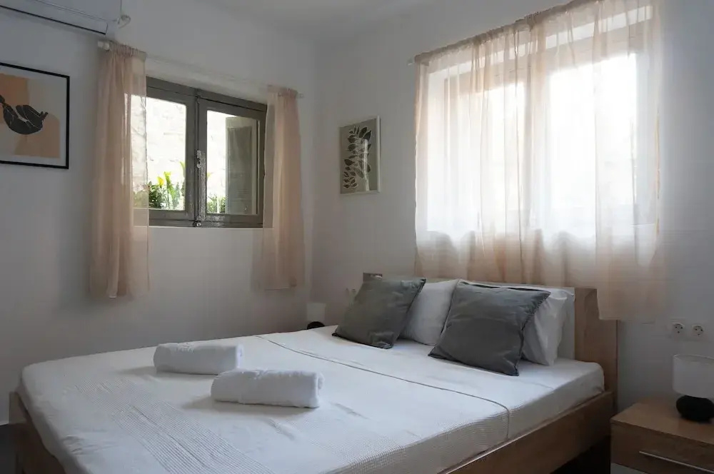 Deluxe Double room (full double bed)