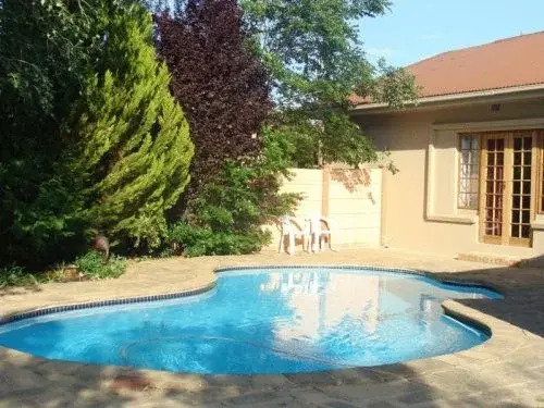 Two Bells Guest House - фото 9