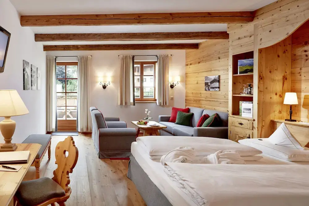 尊爵雙人房，設有陽台及山景，配備大床。