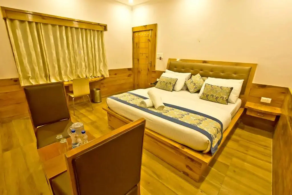 Basement Junior Suite with balcony and with mountain view