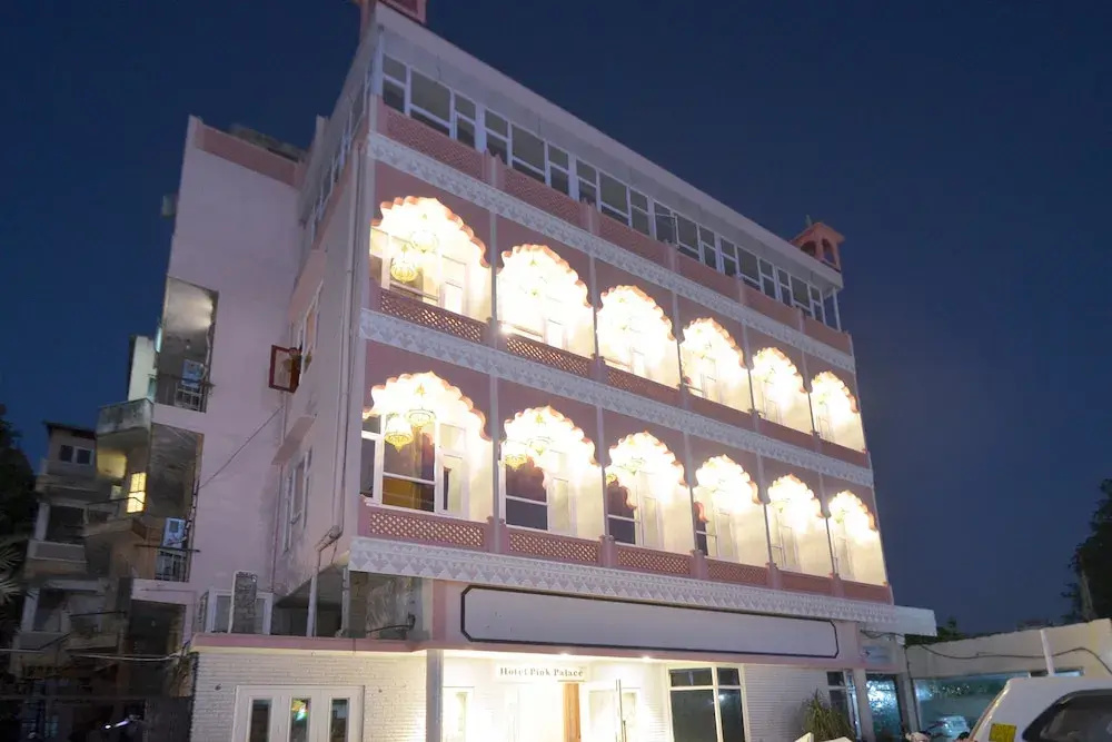 OYO 19597 Pink Palace
