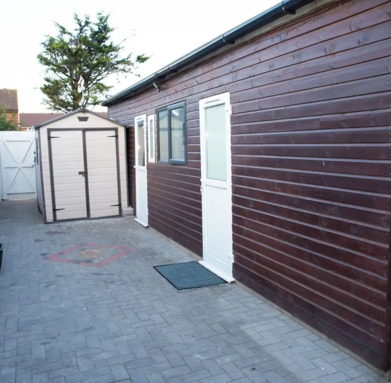 Modern 1 Bedroom Apartment in Quiet Tilbury Town