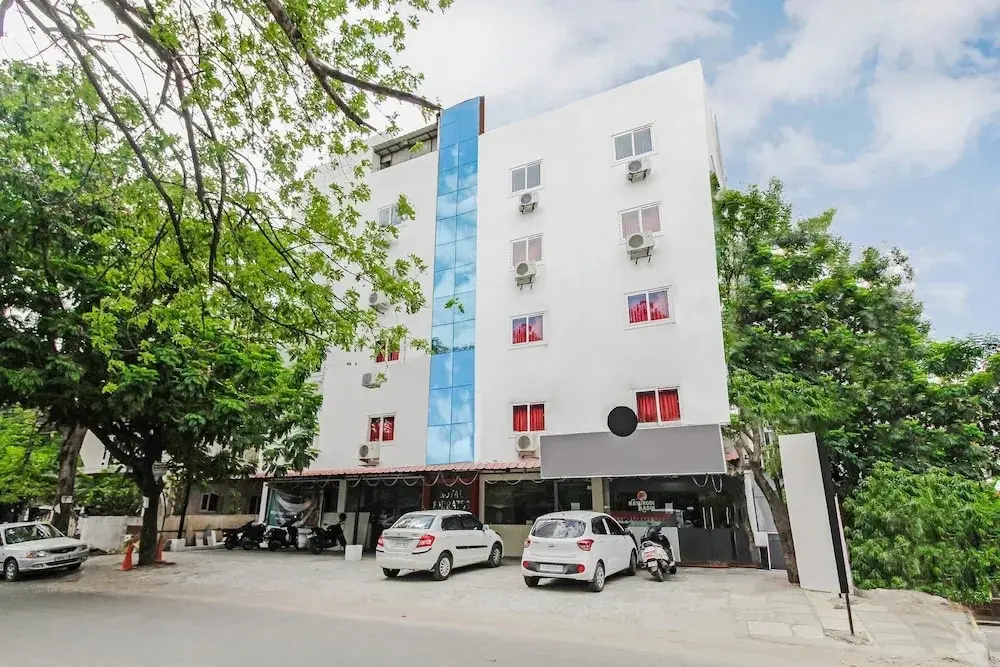 Royal Emirates by OYO Rooms