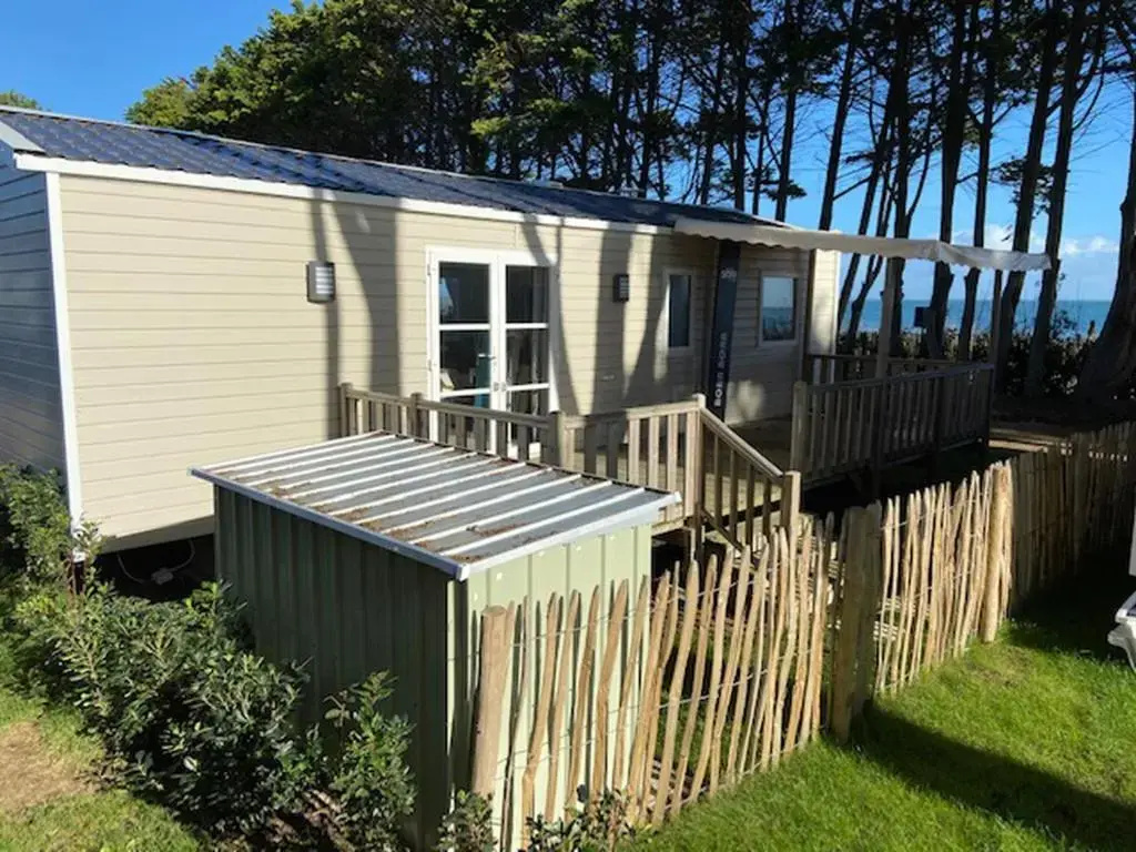 Bungalow with water view