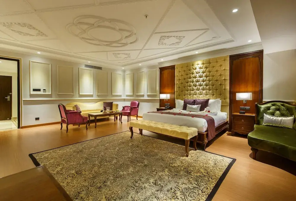 1 Bedroom Royal Suite with pool view