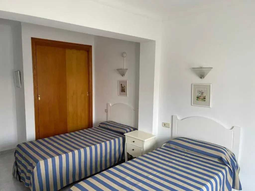 Double room (full double bed)
