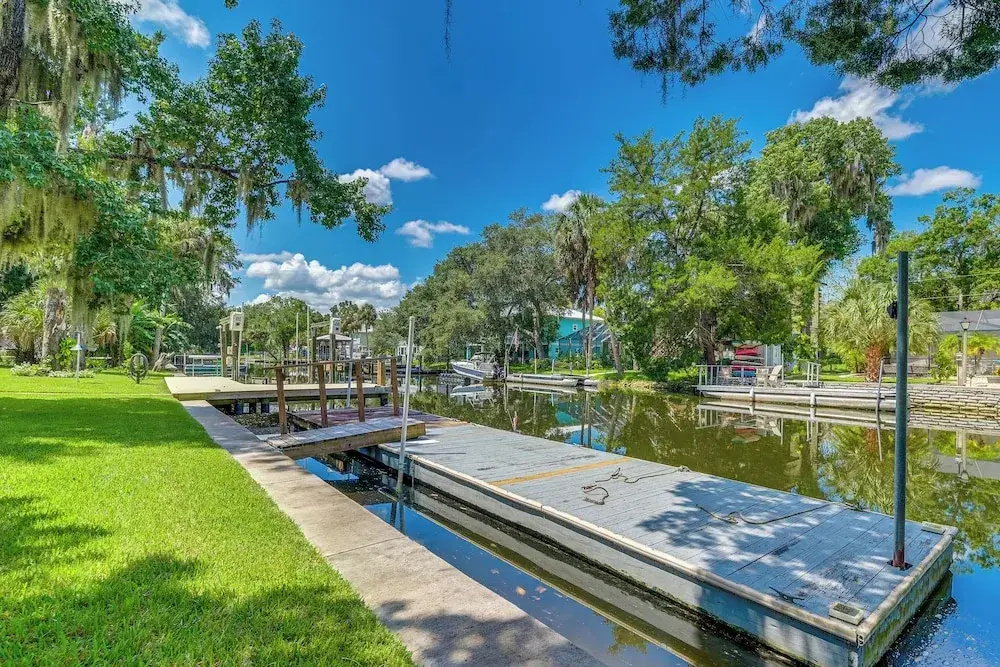 Canal-front Outdoor Oasis: Home in Crystal Water