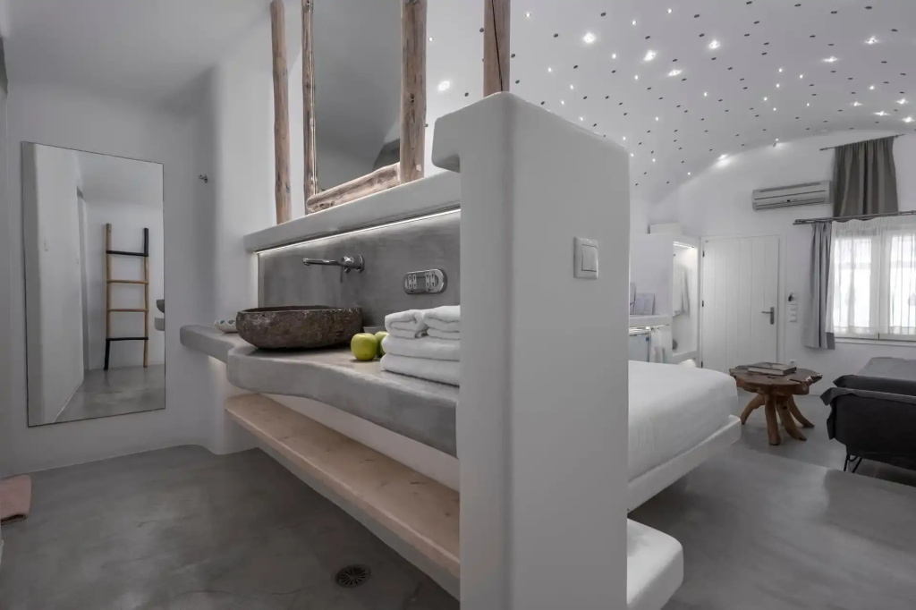 Suite with pool view