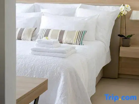 Standard Single room with partial sea view