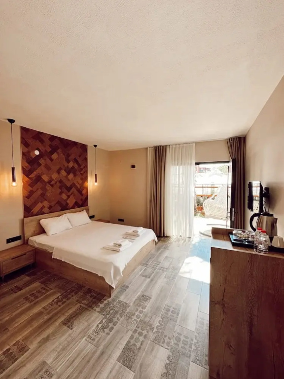 Deluxe Double room (full double bed)