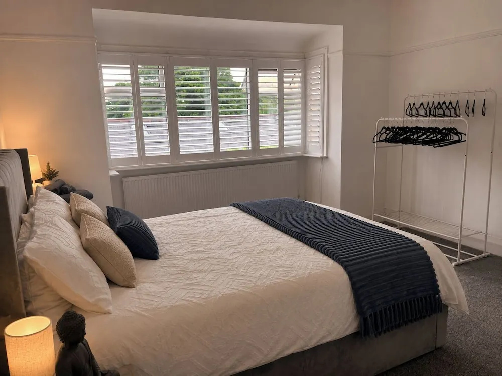 House Sleeps 9 With Parking and Garden
