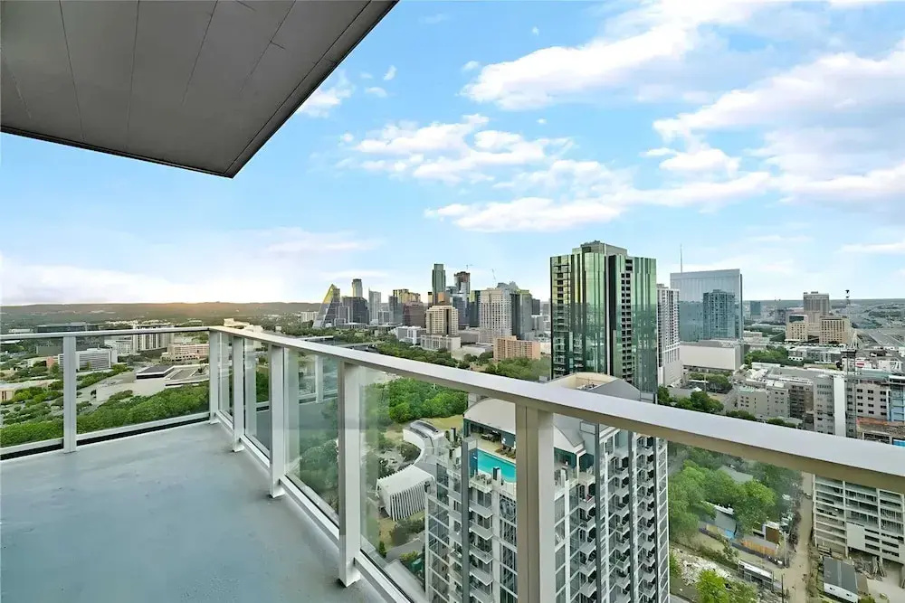 The Emma Penthouse 29th Floor + Incredible Views Rooftop Pool & Gym 1 Block to Rainey Street Avantstay