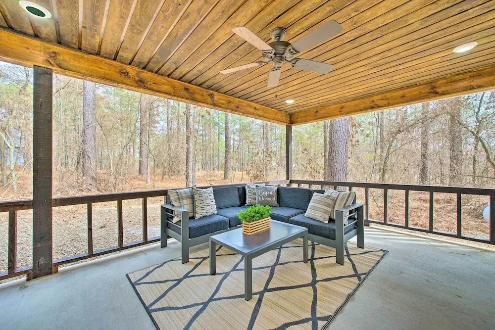Chic Broken Bow Escape w/ Hot Tub & Fire Pit!