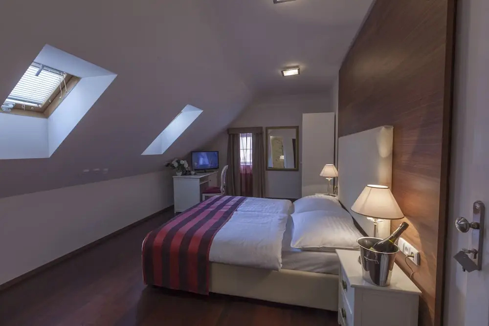 Deluxe Double room (full double bed)