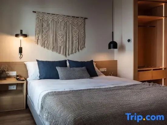 2 Bedrooms Garraf Family Suite with balcony and with partial sea view