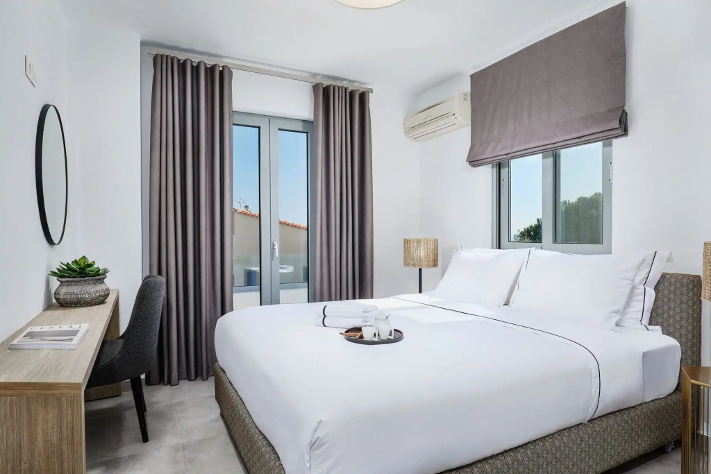 Deluxe Double room (full double bed)