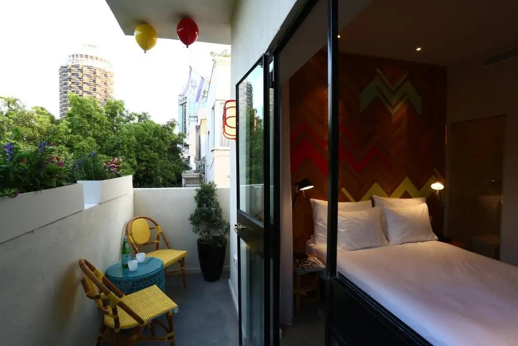 Classic Double room with balcony (full double bed)