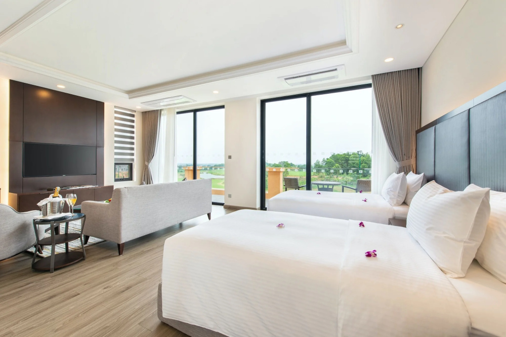 Отель Wyndham Sky Lake Resort and Villas в Ханое