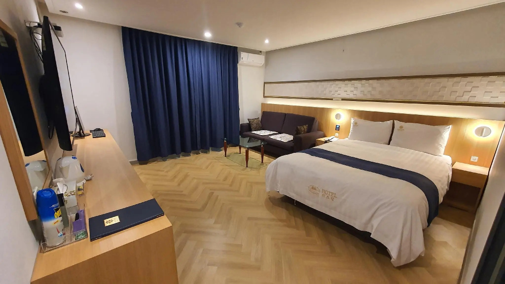 Deluxe Double room (full double bed)
