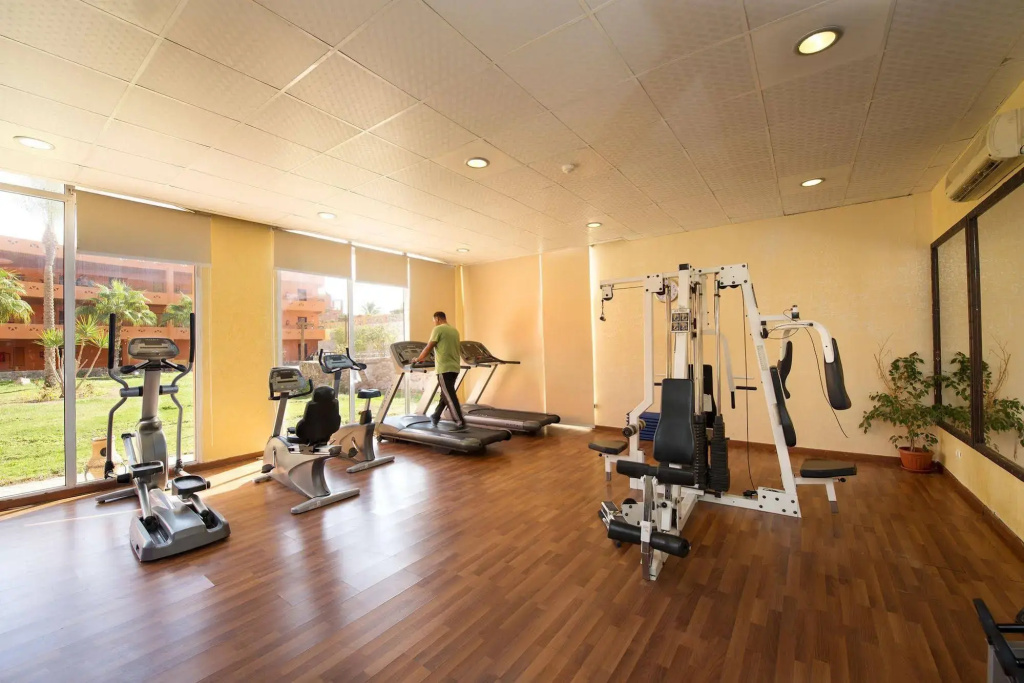 صورة: Amwaj Oyoun Resort & Casino Resort: Bright fitness room with treadmills, cardio machines, and strength-training equipment.