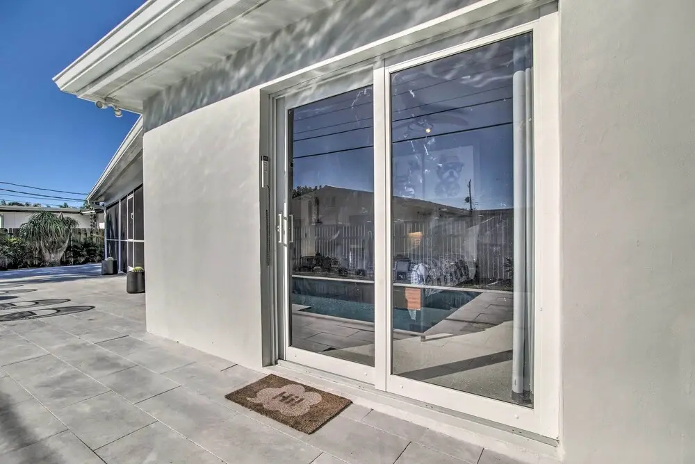 1 Mi to Deerfield Beach: Stylish Studio w/ Pool!