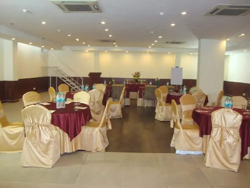 Hotel Bmk Grand By FabHotels - Général
